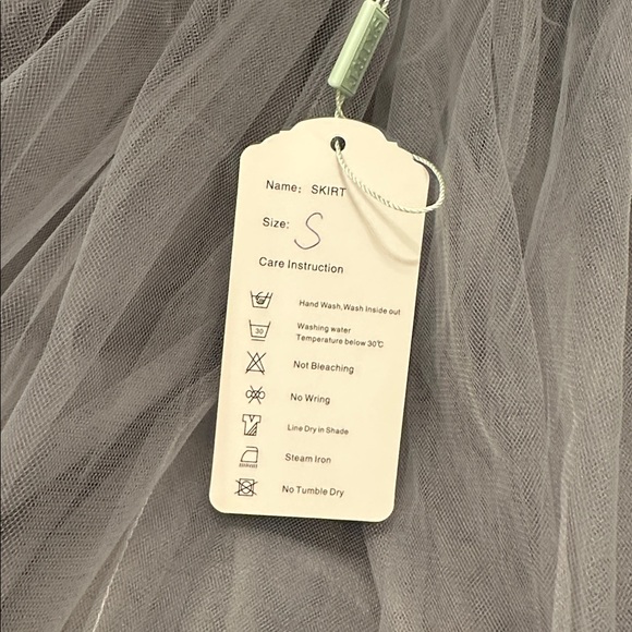 Elegant Gray Tulle Skirt - Picture 3 of 3